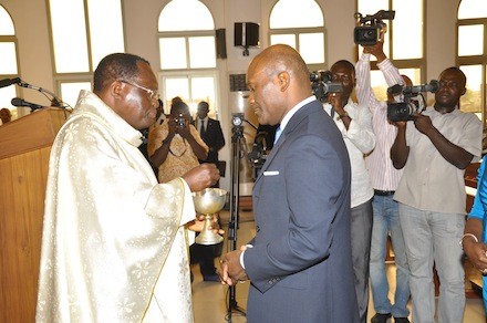 M. SATCHIVI recevant le corps du Christ 4ème Photo